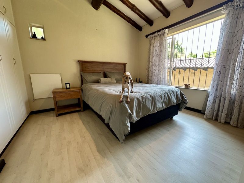 Townhouse For Sale in Sandown - Photo 10