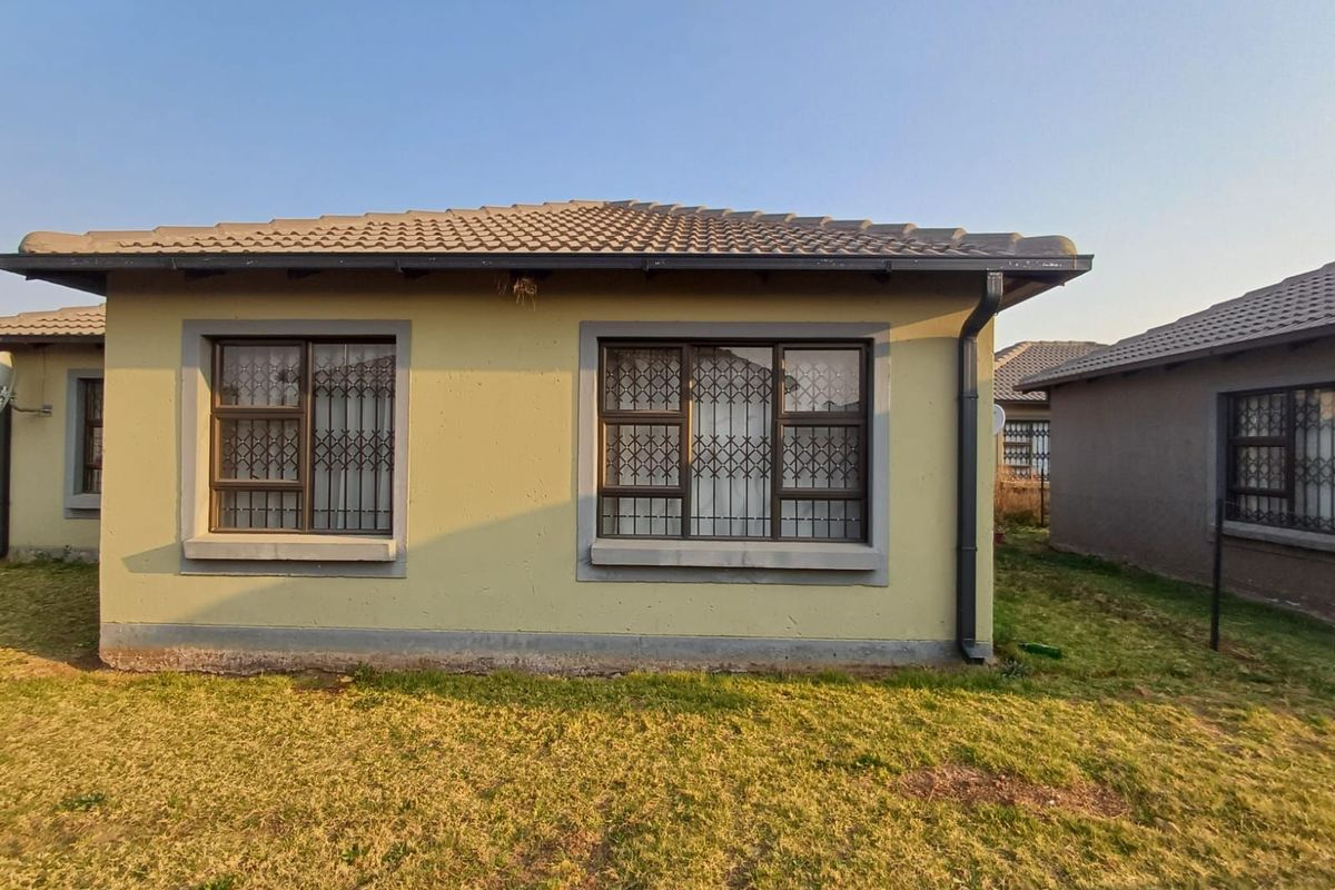 Townhouse For Sale in Ellaton - Photo 2