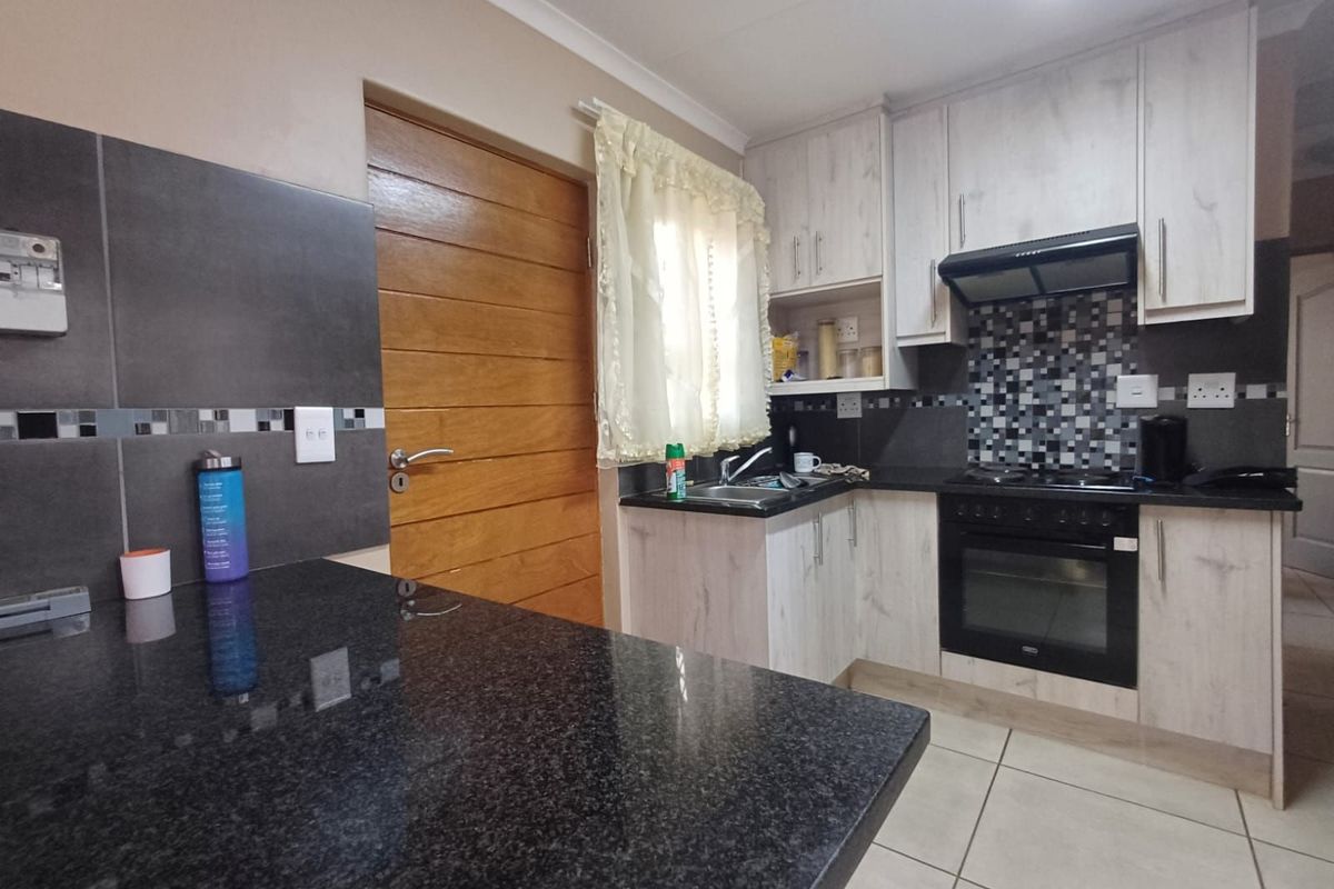 Townhouse For Sale in Ellaton - Photo 5