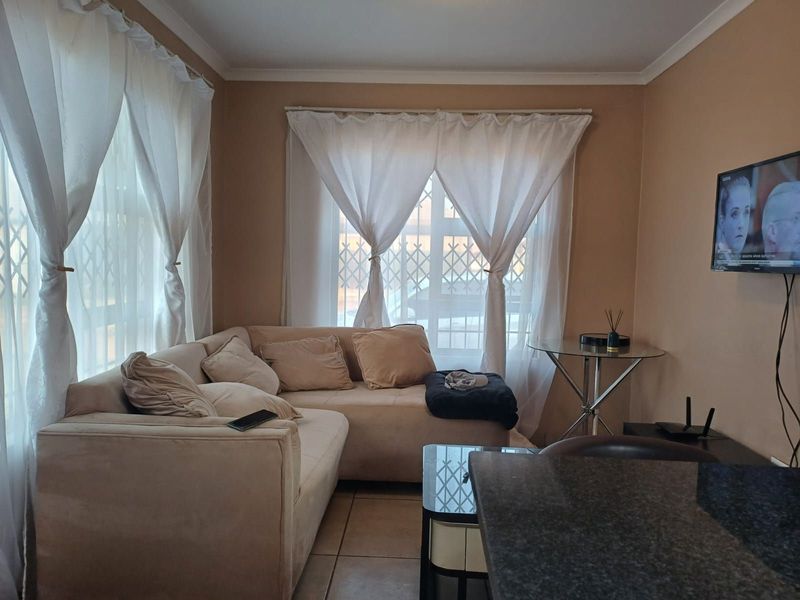 Townhouse For Sale in Ellaton - Photo 3