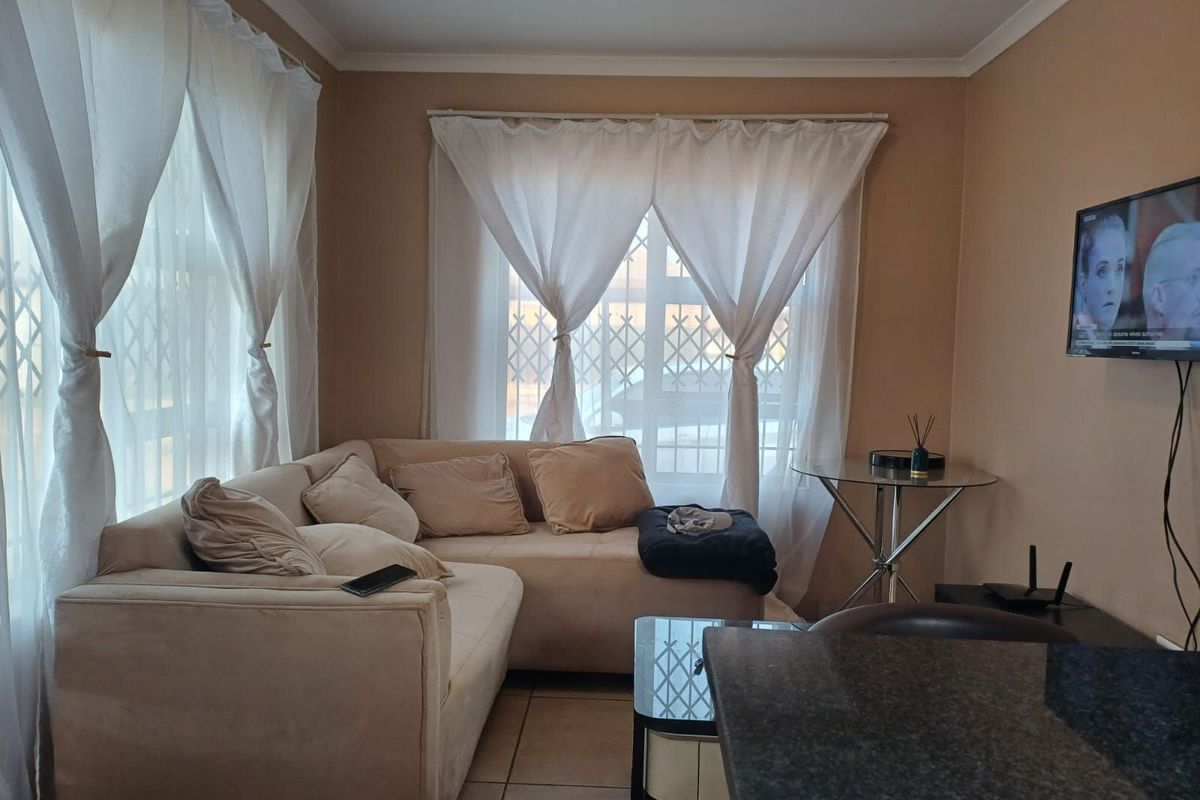 Townhouse For Sale in Ellaton - Photo 3