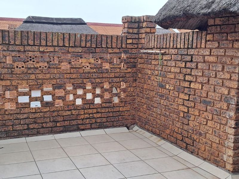 Townhouse For Sale in Doornpoort - Photo 5