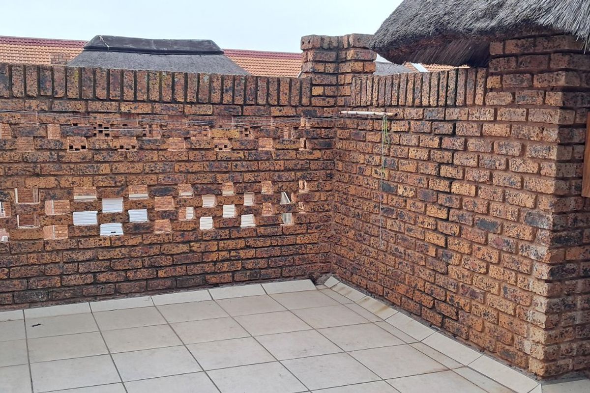 Townhouse For Sale in Doornpoort - Photo 5