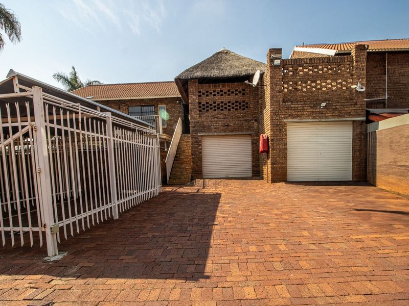 Townhouse For Sale in Doornpoort - Photo 2