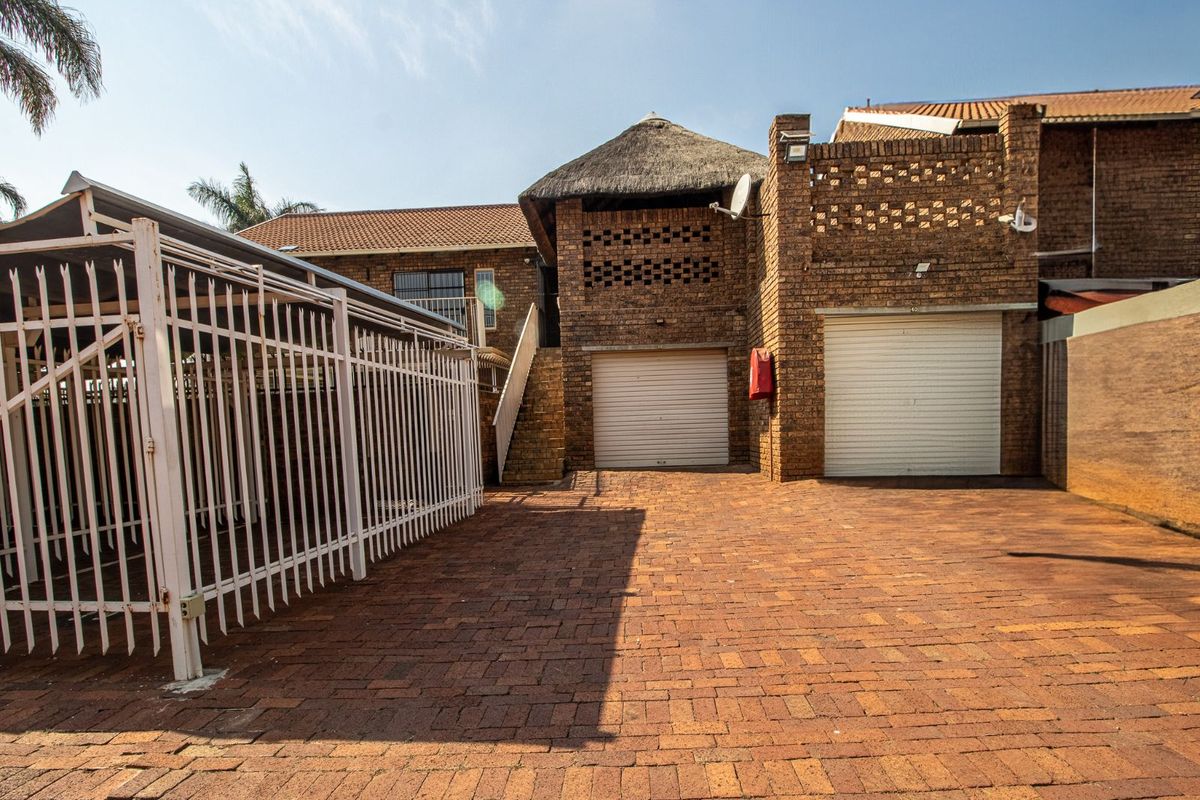 Townhouse For Sale in Doornpoort - Photo 2