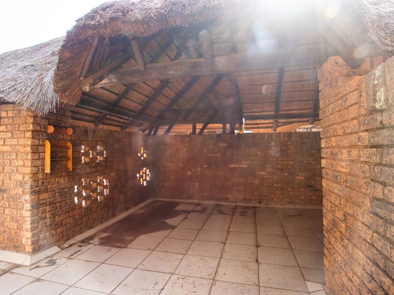 Townhouse For Sale in Doornpoort - Photo 4