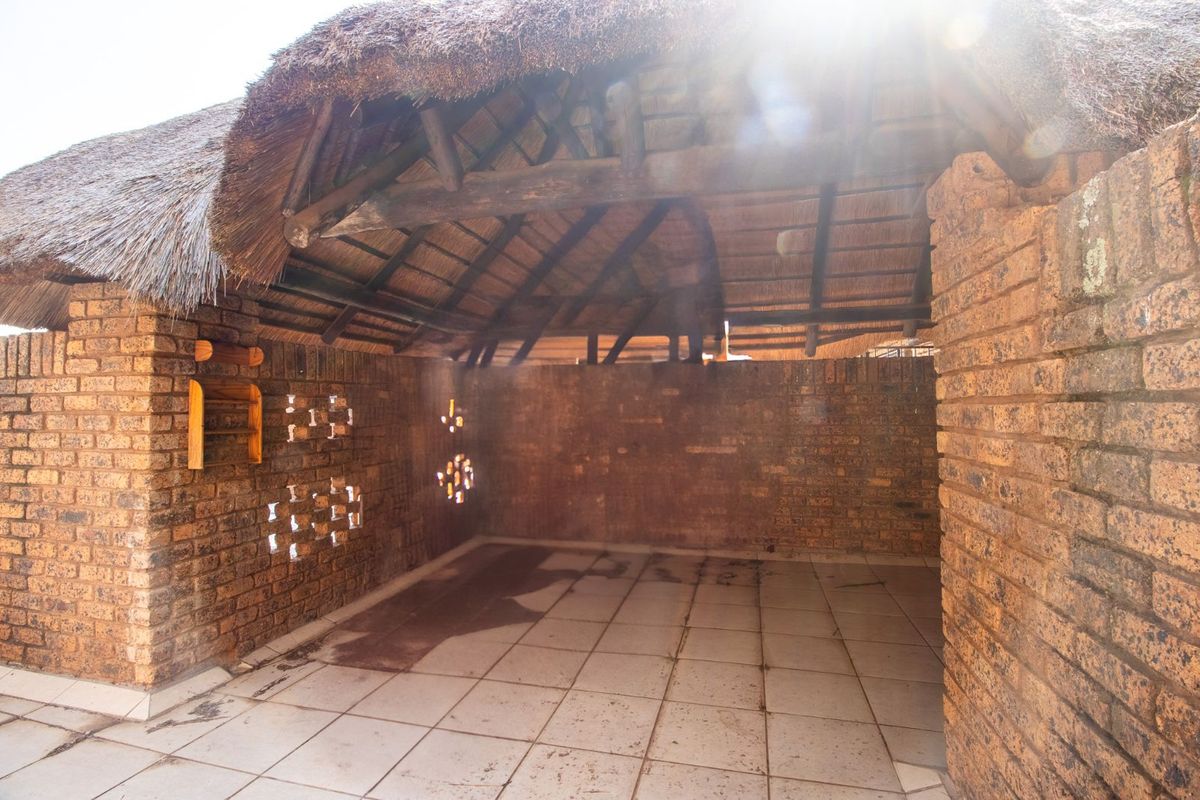 Townhouse For Sale in Doornpoort - Photo 4