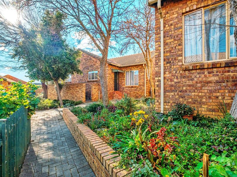 Townhouse For Sale in Allen's Nek - Photo 3