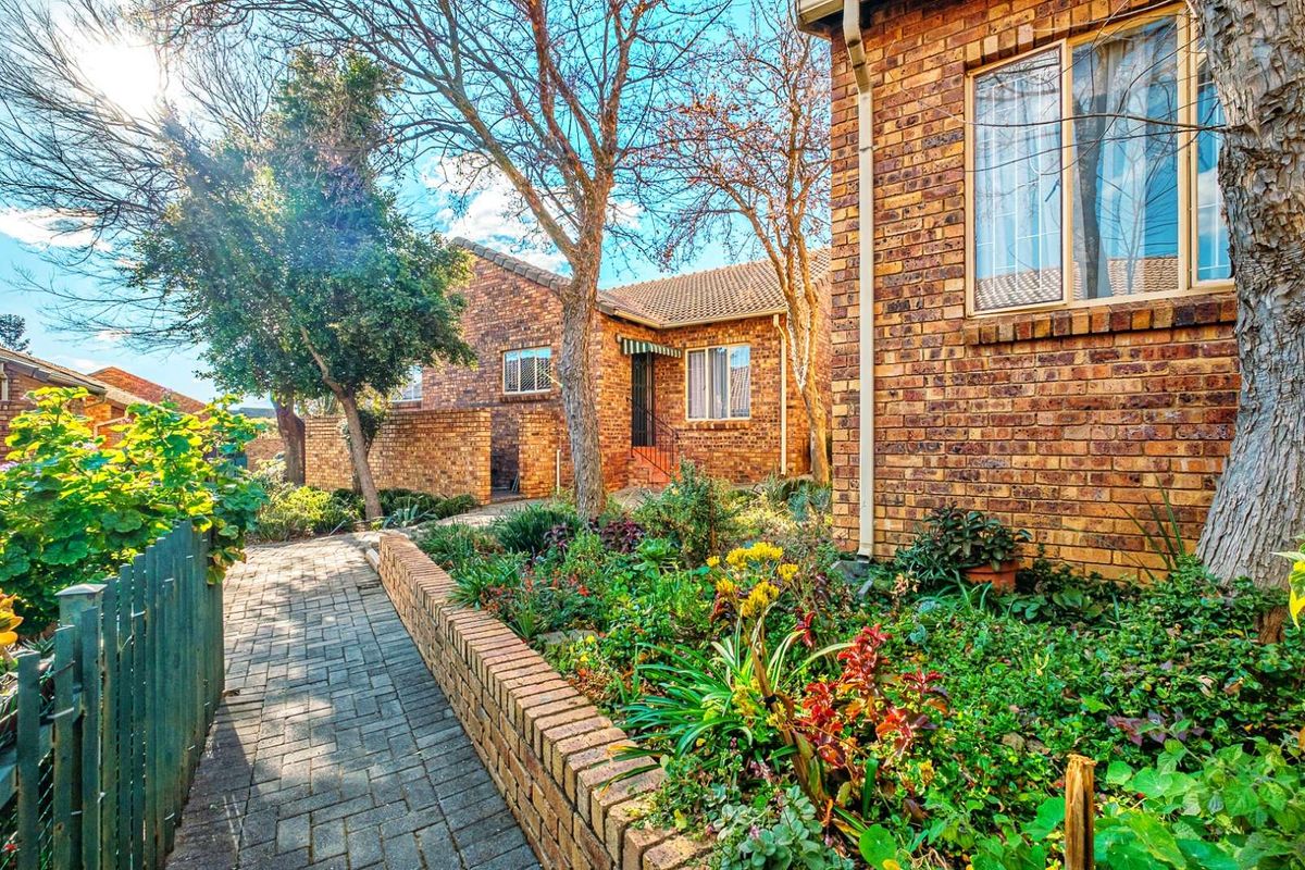 Townhouse For Sale in Allen's Nek - Photo 3