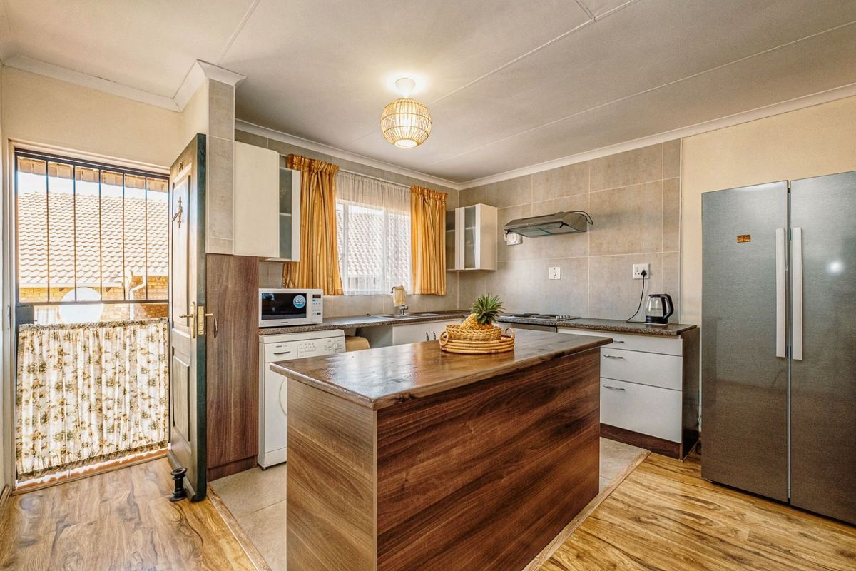 Townhouse For Sale in Allen's Nek - Photo 2