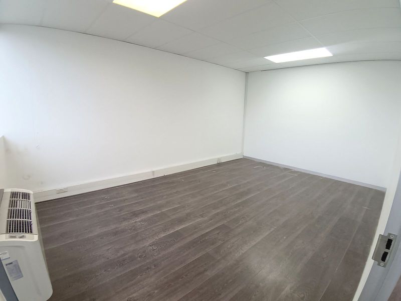 Commercial To Rent in Pinelands - Photo 4