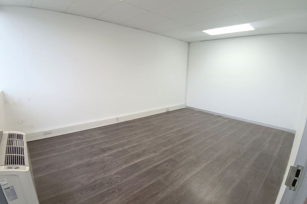 Commercial To Rent in Pinelands - Photo 4