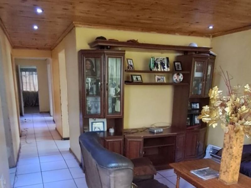 House For Sale in Hillcrest - Photo 2