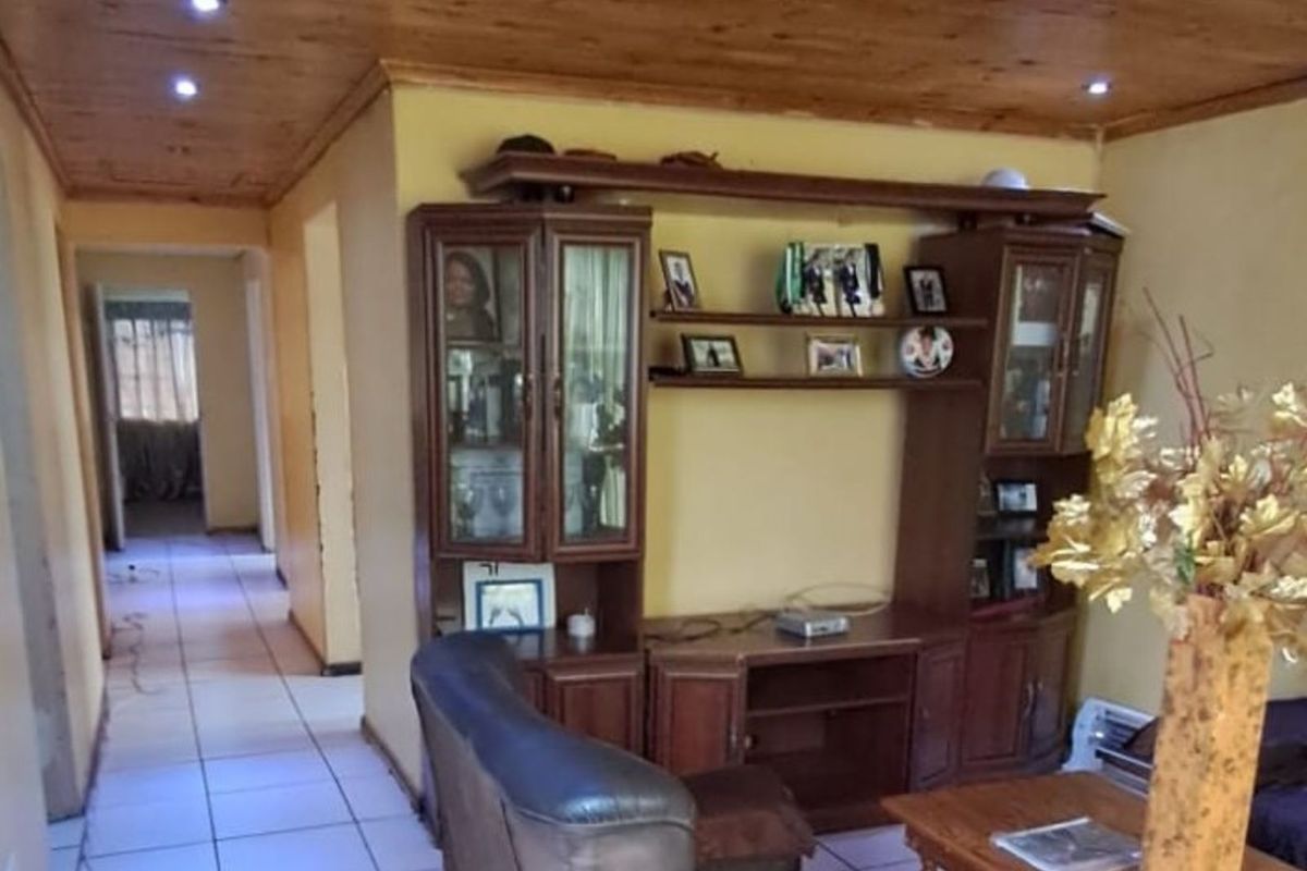 House For Sale in Hillcrest - Photo 2