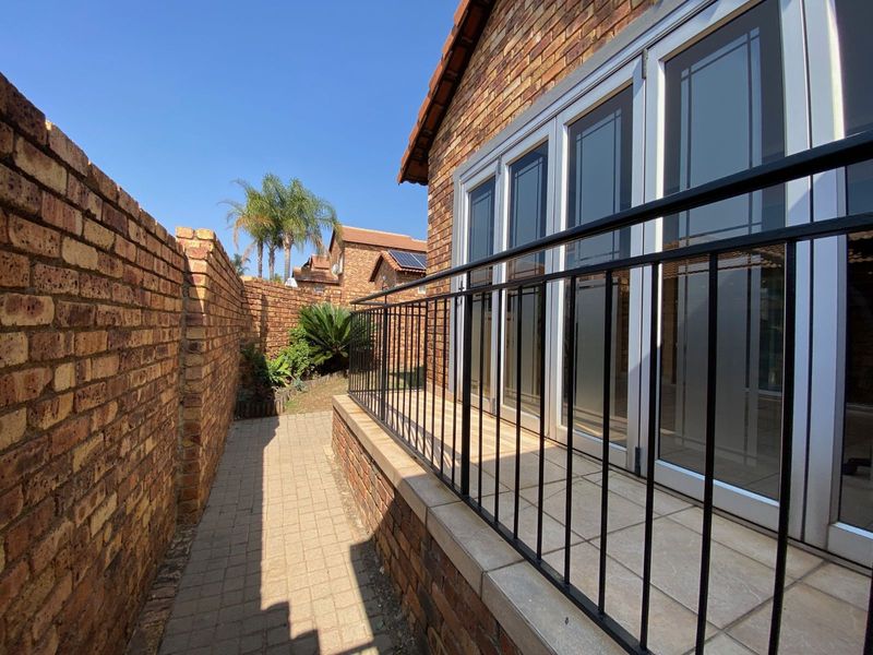 Townhouse For Sale in Amberfield Manor - Photo 2