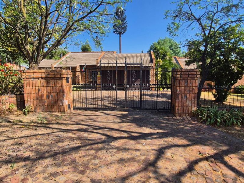 House For Sale in Halfway Gardens - Photo 2