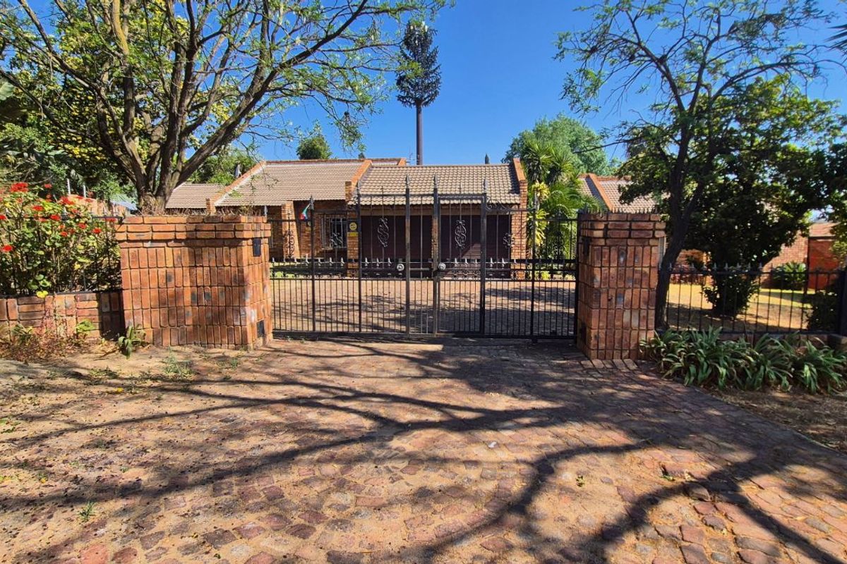 House For Sale in Halfway Gardens - Photo 2