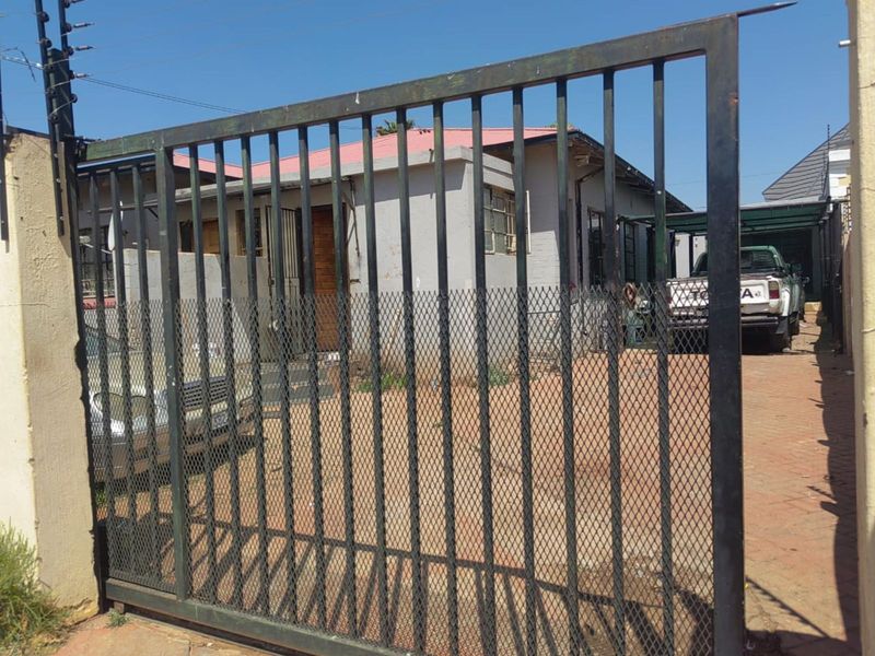 House For Sale in Roodepoort Central - Photo 2