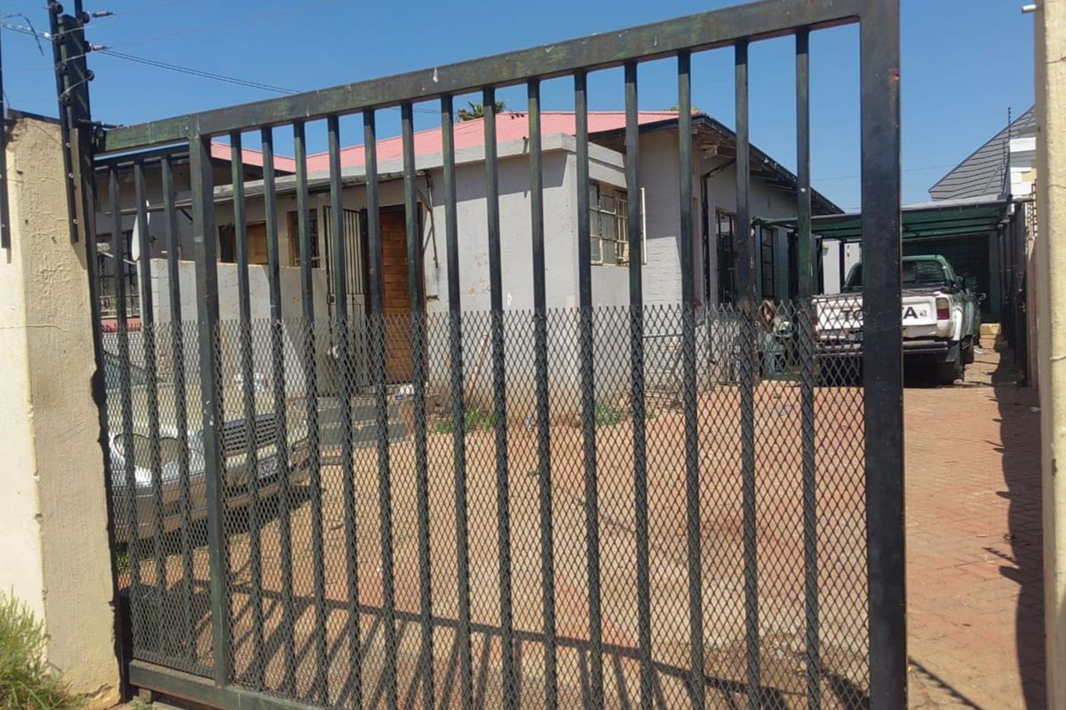 House For Sale in Roodepoort Central - Photo 2