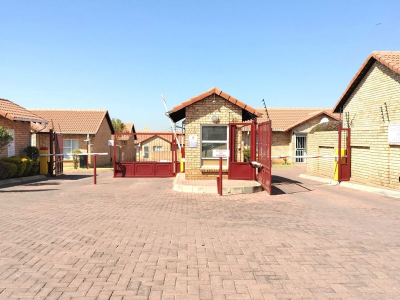 Townhouse For Sale in Groblerpark - Photo 5