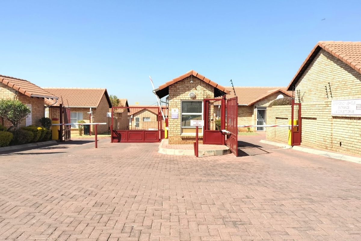 Townhouse For Sale in Groblerpark - Photo 5