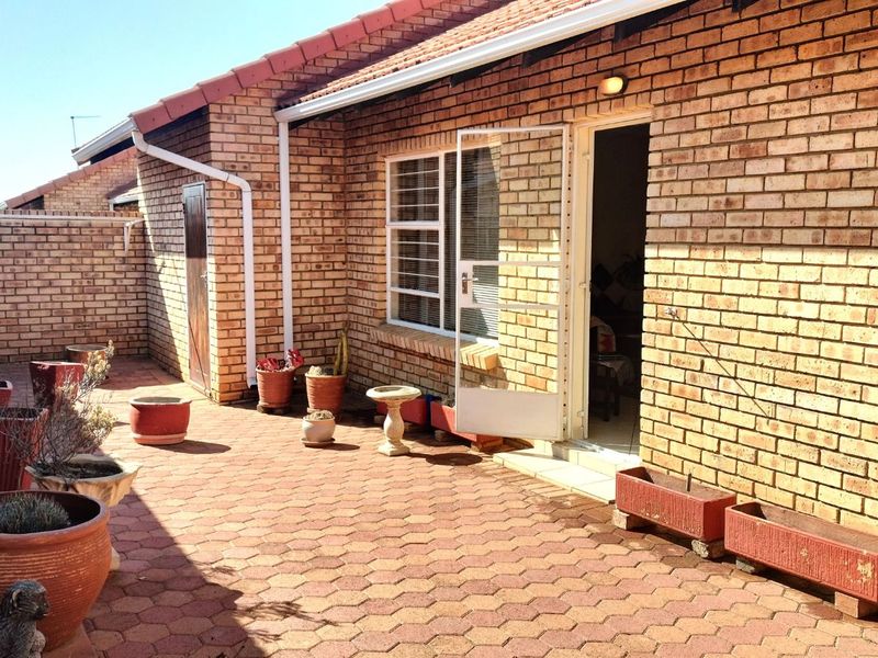 Townhouse For Sale in Groblerpark - Photo 4