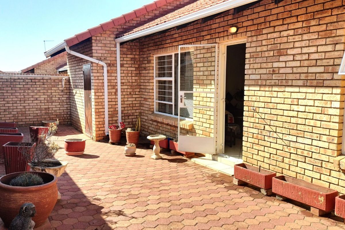 Townhouse For Sale in Groblerpark - Photo 4