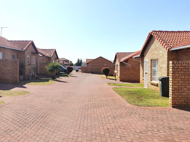 Townhouse For Sale in Groblerpark - Photo 3