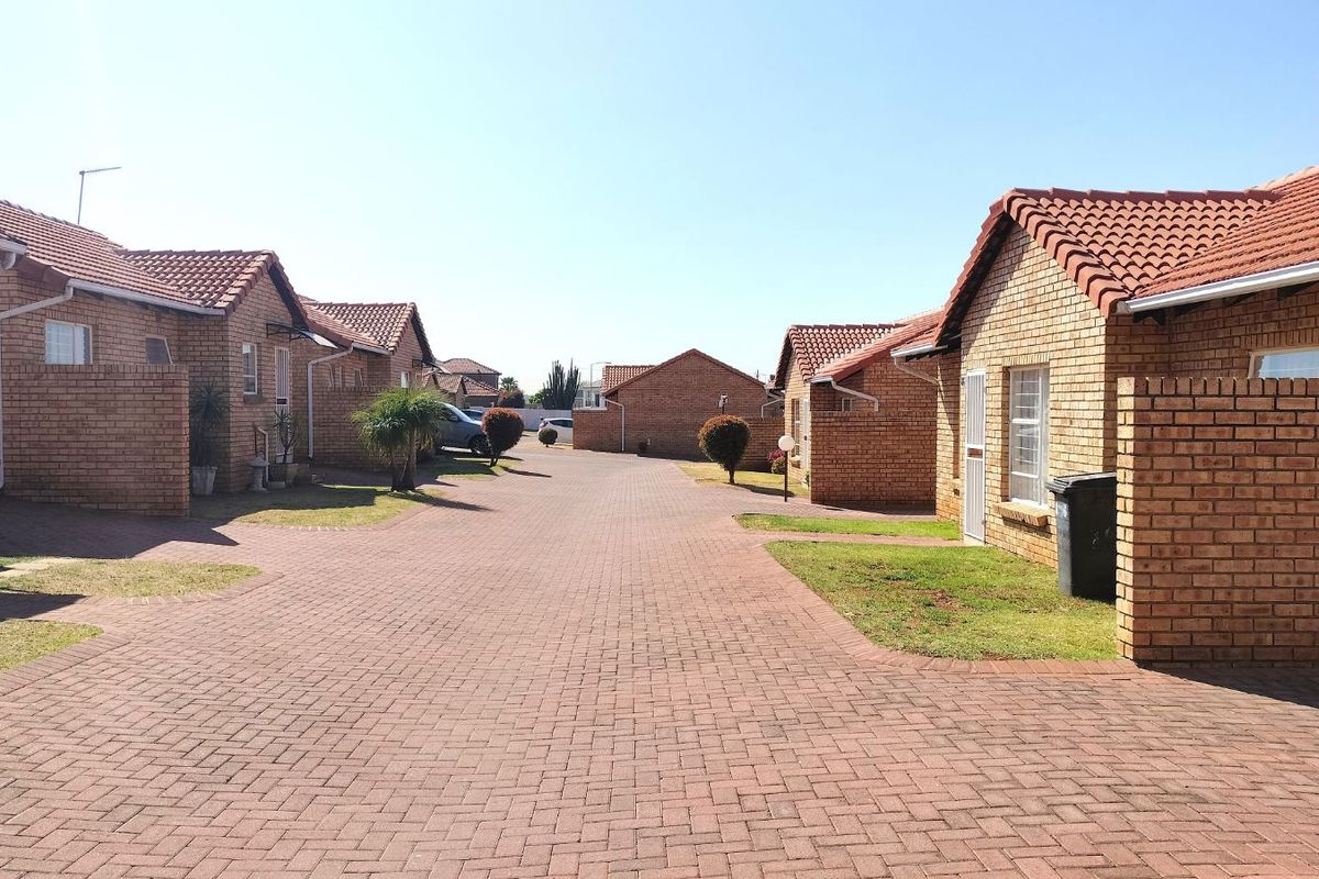 Townhouse For Sale in Groblerpark - Photo 3