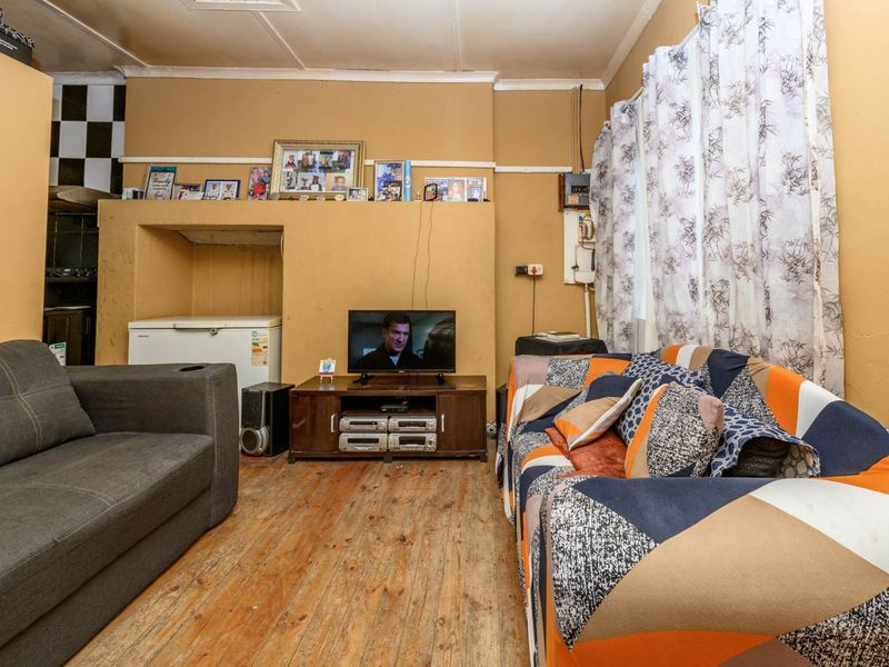 House For Sale in Kensington - Photo 7