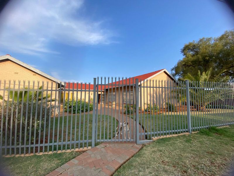 House For Sale in Barkly West Central - Photo 2