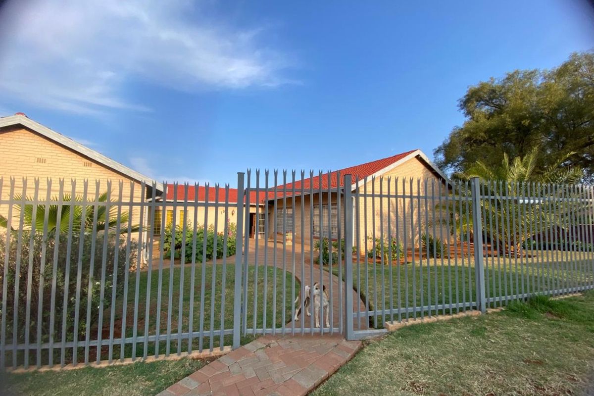 House For Sale in Barkly West Central - Photo 2