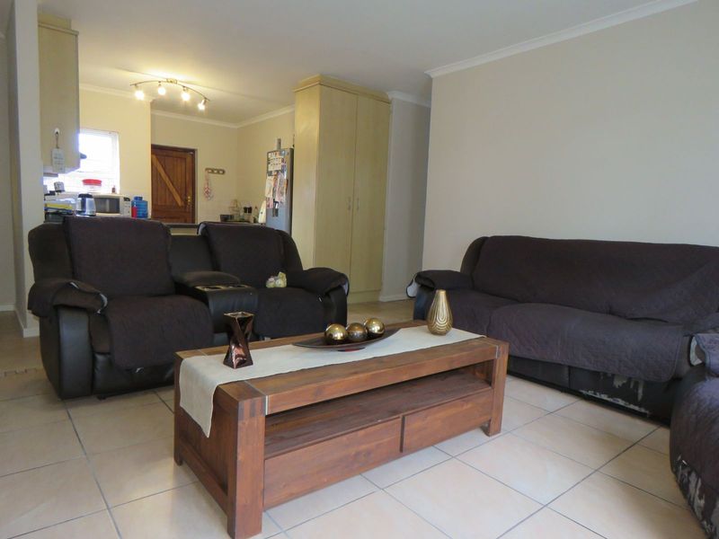 Townhouse For Sale in Glenroy Park - Photo 6