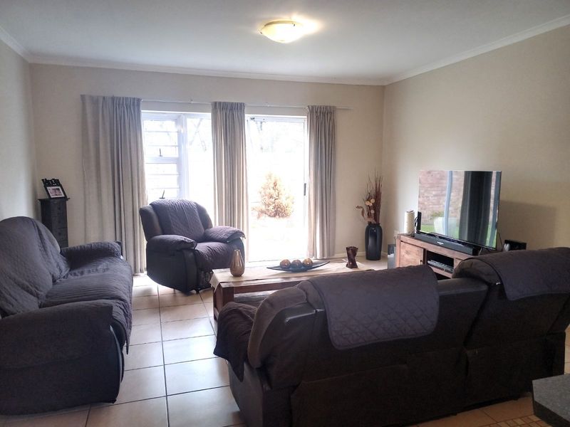 Townhouse For Sale in Glenroy Park - Photo 2