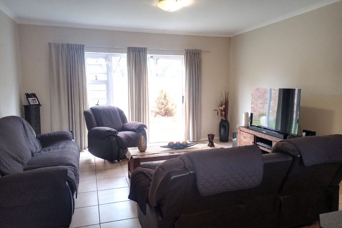 Townhouse For Sale in Glenroy Park - Photo 2