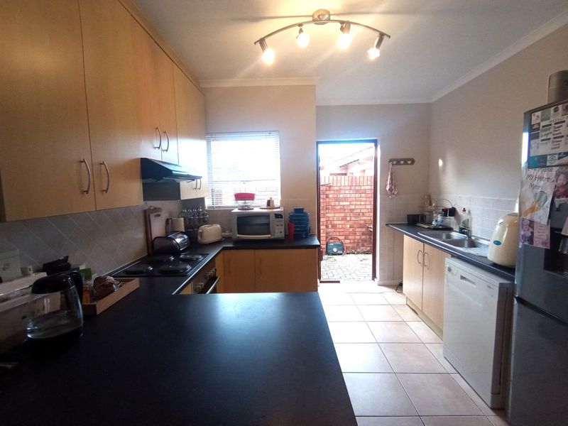 Townhouse For Sale in Glenroy Park - Photo 4