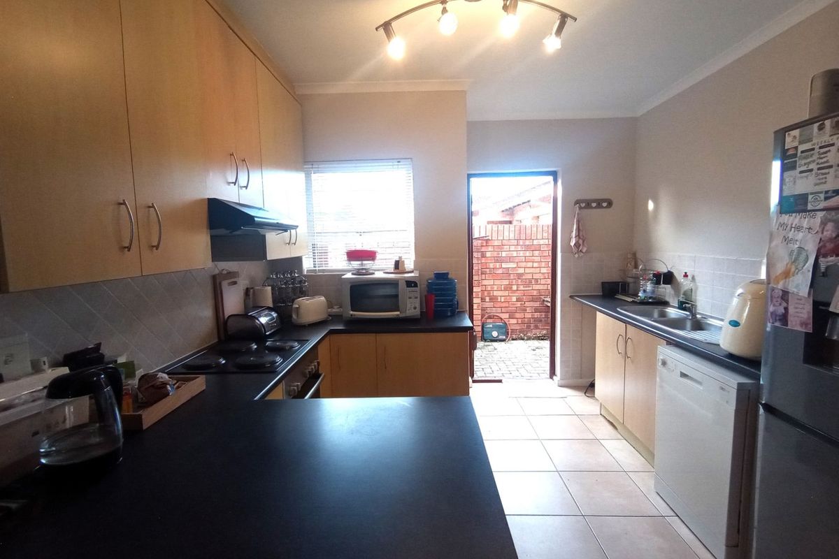 Townhouse For Sale in Glenroy Park - Photo 4