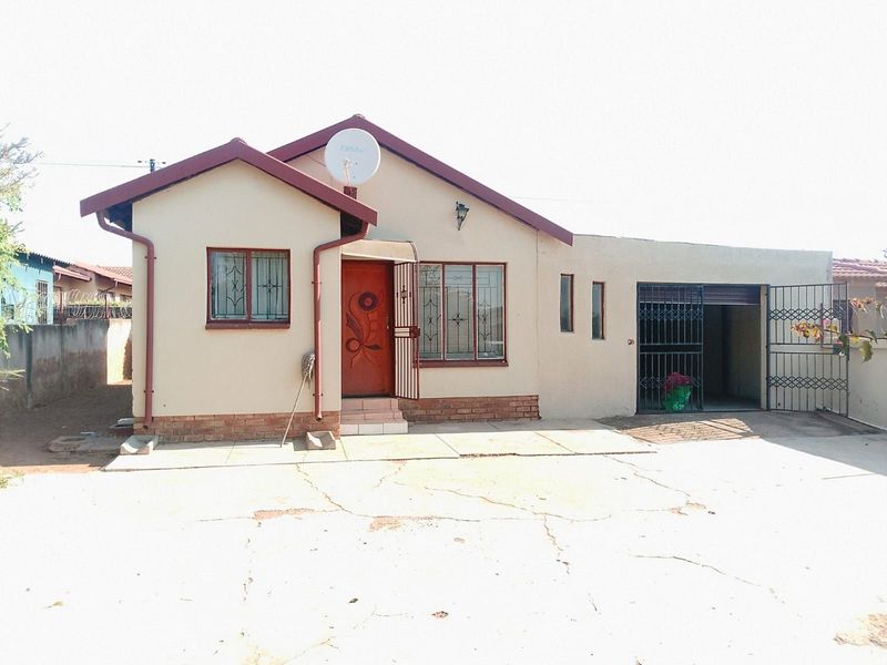 House For Sale in Mabopane Central - Photo 4