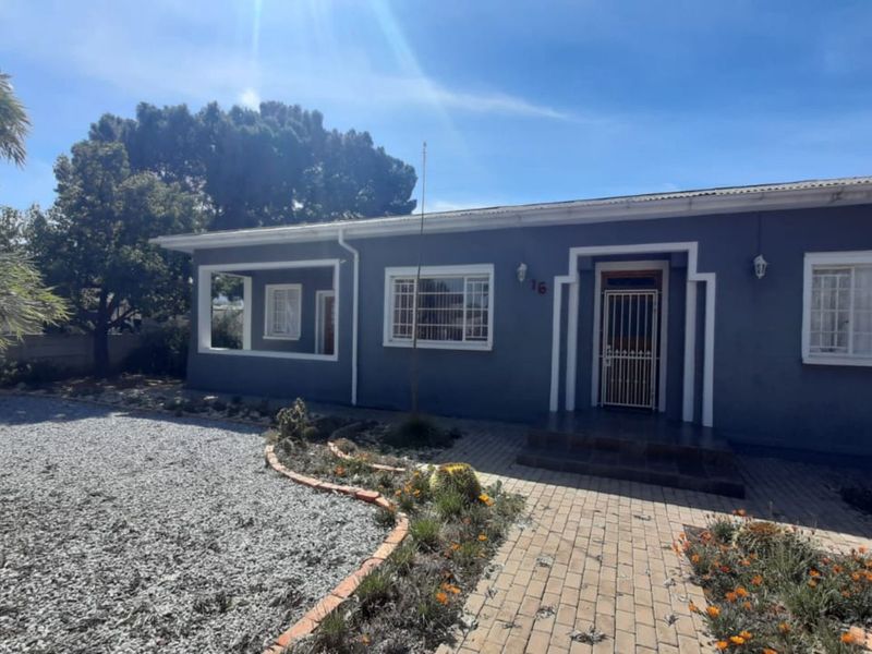 House For Sale in Calvinia Central - Photo 2