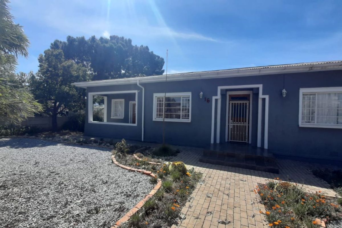 House For Sale in Calvinia Central - Photo 2