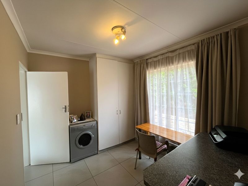 Townhouse For Sale in Olivedale - Photo 9