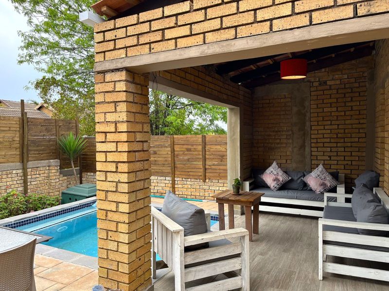 Townhouse For Sale in Olivedale - Photo 3