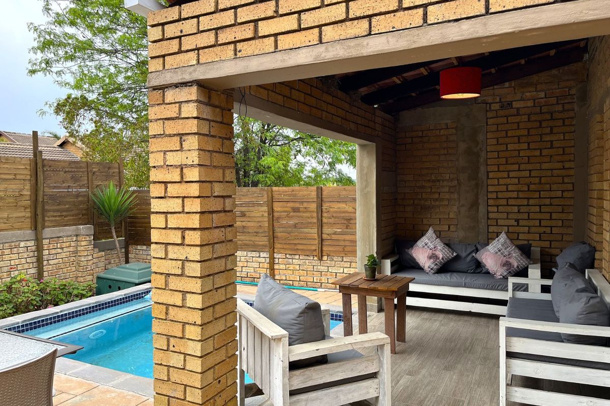 Townhouse For Sale in Olivedale - Photo 3