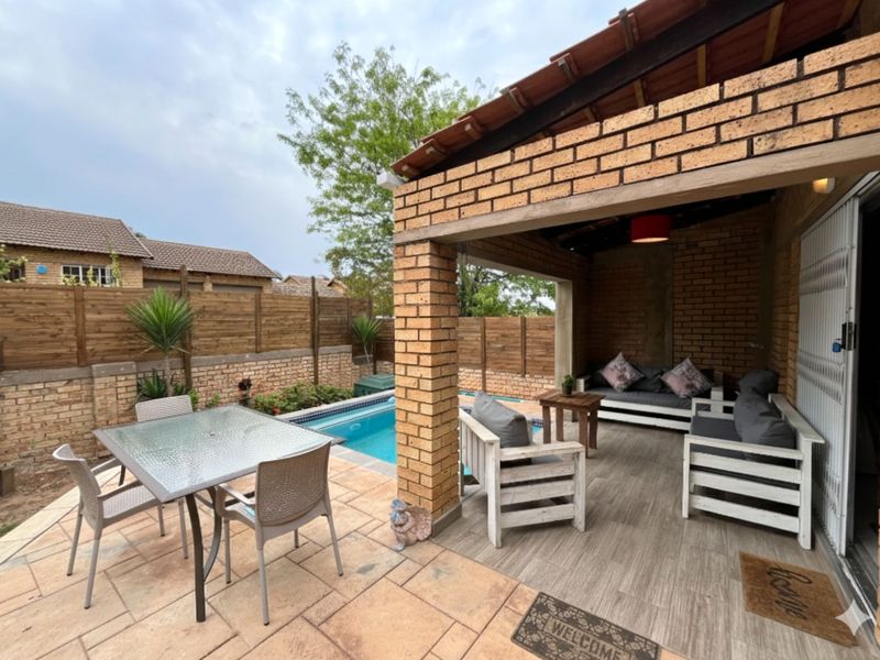 Townhouse For Sale in Olivedale - Photo 2