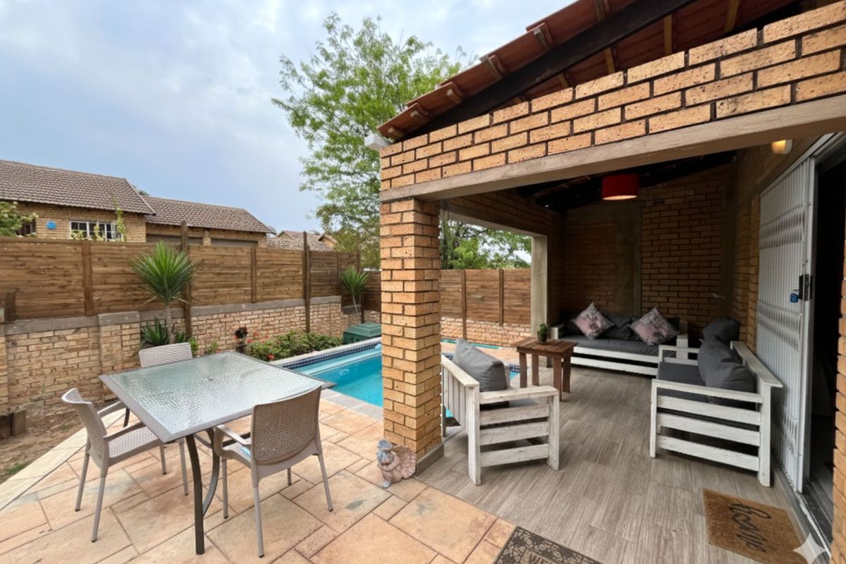 Townhouse For Sale in Olivedale - Photo 2