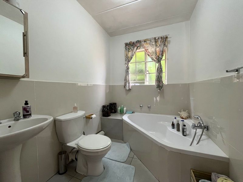 Townhouse For Sale in Olivedale - Photo 8
