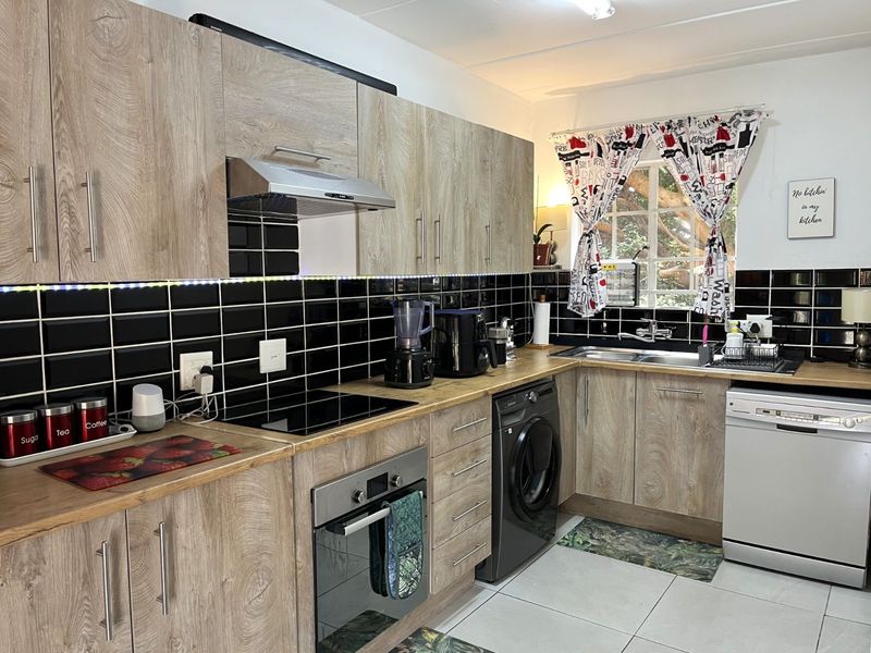 Townhouse For Sale in Olivedale - Photo 7