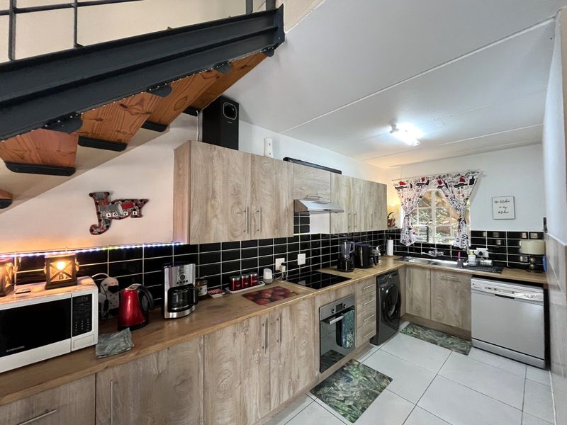 Townhouse For Sale in Olivedale - Photo 6