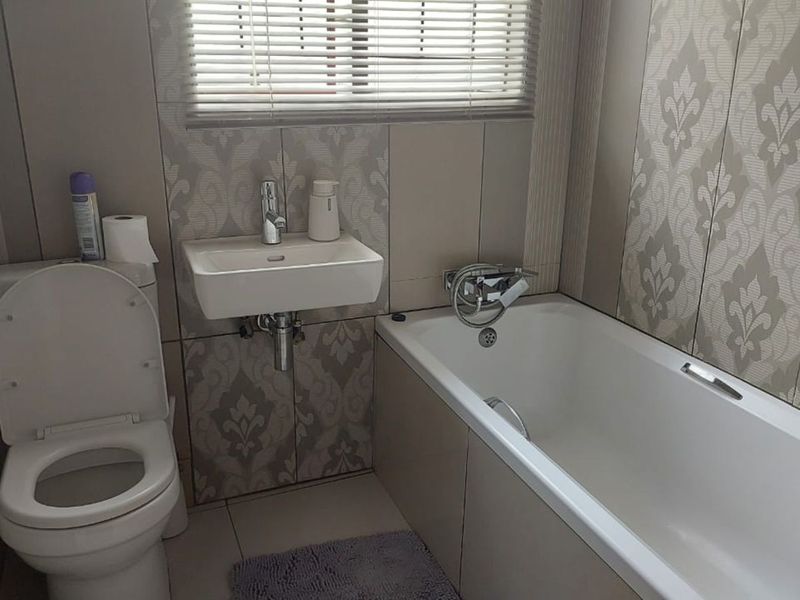 House For Sale in Soshanguve East - Photo 4