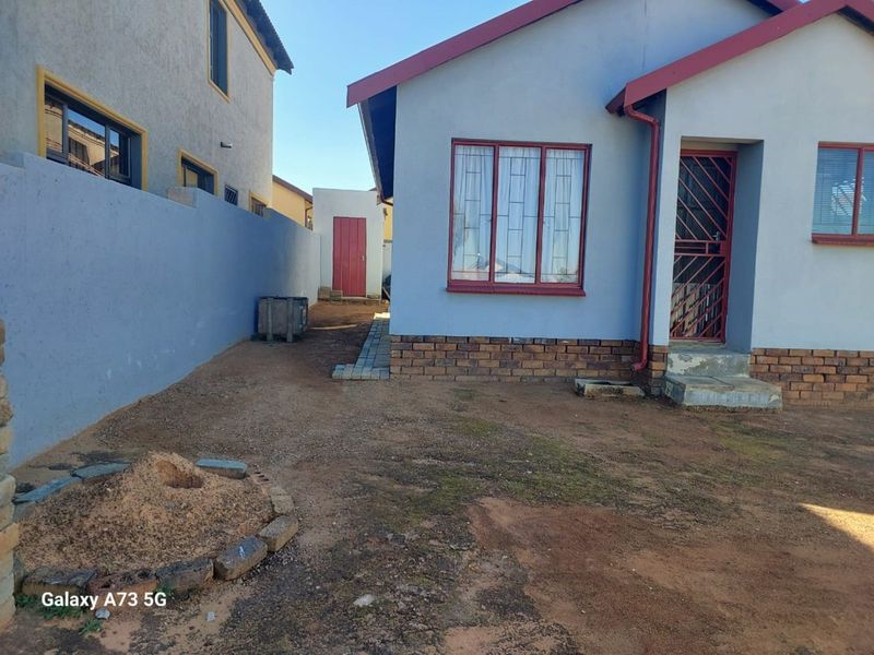 House For Sale in Soshanguve East - Photo 6